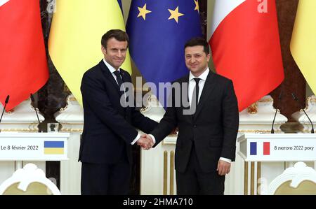 KIEW, UKRAINE - 8. FEBRUAR 2022 - der Präsident der Ukraine, Wolodymyr Zelenskyy (R), schüttelt während ihres Treffens im Mariinskyi-Palast, Kiew, der Hauptstadt der Ukraine, die Hände mit dem Präsidenten der Französischen Republik Emmanuel Macron. Stockfoto