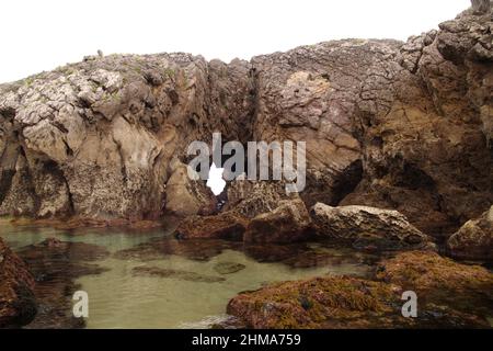 Küstenabschnitt von Kantabrien im Norden von Spanien, Costa Quebrada, dh die gebrochene Küste, rund um Playa de Somocuevas Bucht Strand in Liencres Stockfoto