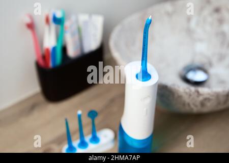 Blue Home Munddusche-Kit im Badezimmer, Waterpik für die Zahnreinigung, tragbare Wasserflosser für die Zahnpflege Stockfoto