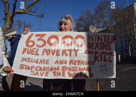 London, Großbritannien 7th. Februar 2022. Mitglieder der National Pensioners Convention und andere Aktivisten versammelten sich vor der Downing Street, um gegen die steigenden Kraftstoffpreise und Lebenshaltungskosten zu protestieren. Stockfoto