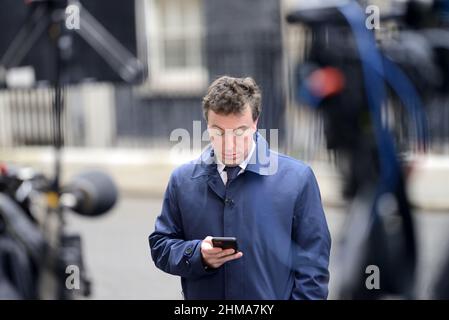 Sam Coates - Deputy Political Editor, Sky News - Berichterstattung aus Downing Street, London, Januar 2022 Stockfoto