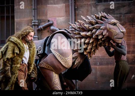 Edinburgh, Schottland, Großbritannien. 08th. Februar 2022. Edinburgh Schottland, Großbritannien Februar 08 2022. Schauspieler Chris Jared (Aslan) vor dem Kings Theatre mit der Löwenpuppe, die für den Löwen, die Hexe und den Kleiderschrank geschaffen wurde. Kredit: SST/Alamy Live Nachrichten Stockfoto