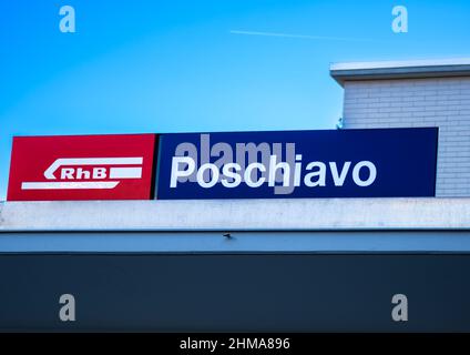 Poschiavo, Schweiz - 19. Januar 2022: Ein Zeichen des Bahnhofs von Poschiavo und ein Logo der rätischen Eisenbahn, UNESCO-Weltkulturerbe Stockfoto