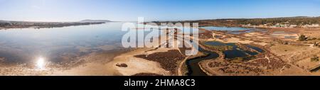 Flug über den Thau-Teich, bei Balaruc le Vieux, in Herault, Oczitanien, Frankreich Stockfoto