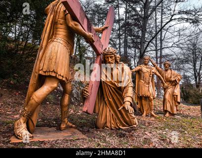 Lourdes, Frankreich - 5. Januar 2022: Kreuzweg von Lourdes - dritte Station: Jesus fällt zum ersten Mal unter das Kreuz Stockfoto