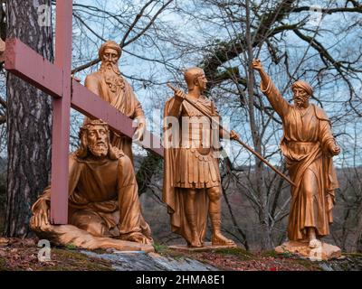 Lourdes, Frankreich - 5. Januar 2022: Kreuzweg von Lourdes - siebte Station: Jesus fällt ein zweites Mal unter das Kreuz. Stockfoto