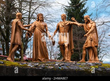 Lourdes, Frankreich - 5. Januar 2022: Kreuzweg von Lourdes - zehnte Station: Jesus wird seine Kleider ausgezogen. Stockfoto