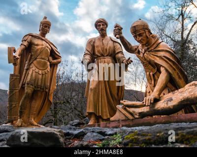 Lourdes, Frankreich - 5. Januar 2022: Kreuzweg von Lourdes - elfte Station: Jesus wird ans Kreuz genagelt Stockfoto