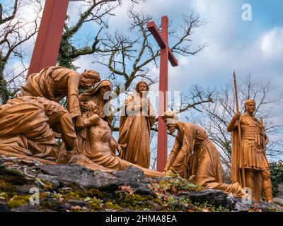 Lourdes, Frankreich - 5. Januar 2022: Kreuzweg von Lourdes - 13. Station: Jesus wird vom Kreuz genommen Stockfoto