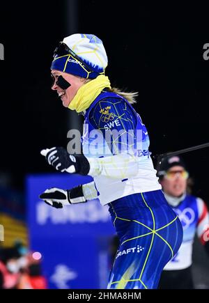 Zhangjiakou, Chinas Provinz Hebei. 8th. Februar 2022. Jonna Sundling aus Schweden feiert nach dem Gewinn der Goldmedaille im Freifinale der Olympischen Winterspiele 2022 im Zhangjiakou National Cross-Country Skiing Center in Zhangjiakou, nordchinesische Provinz Hebei, am 8. Februar 2022. Quelle: Zhang Hongxiang/Xinhua/Alamy Live News Stockfoto