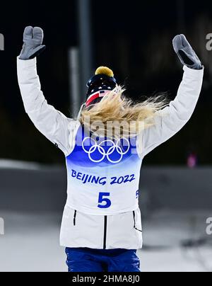 Zhangjiakou, Chinas Provinz Hebei. 8th. Februar 2022. Die Bronzemedaillengewinnerin Jessie Diggins aus den Vereinigten Staaten feiert nach dem kostenlosen Finale der Olympischen Winterspiele 2022 in Peking im Zhangjiakou National Cross-Country Skiing Center in Zhangjiakou, der nordchinesischen Provinz Hebei, den 8. Februar 2022. Quelle: Zhang Hongxiang/Xinhua/Alamy Live News Stockfoto