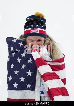 Zhangjiakou, Chinas Provinz Hebei. 8th. Februar 2022. Die Bronzemedaillengewinnerin Jessie Diggins aus den Vereinigten Staaten feiert nach dem kostenlosen Finale der Olympischen Winterspiele 2022 in Peking im Zhangjiakou National Cross-Country Skiing Center in Zhangjiakou, der nordchinesischen Provinz Hebei, den 8. Februar 2022. Quelle: Wang Song/Xinhua/Alamy Live News Stockfoto