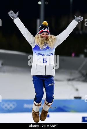 Zhangjiakou, Chinas Provinz Hebei. 8th. Februar 2022. Die Bronzemedaillengewinnerin Jessie Diggins aus den Vereinigten Staaten feiert nach dem kostenlosen Finale der Olympischen Winterspiele 2022 in Peking im Zhangjiakou National Cross-Country Skiing Center in Zhangjiakou, der nordchinesischen Provinz Hebei, den 8. Februar 2022. Quelle: Zhang Hongxiang/Xinhua/Alamy Live News Stockfoto