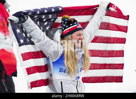 Zhangjiakou, Chinas Provinz Hebei. 8th. Februar 2022. Die Bronzemedaillengewinnerin Jessie Diggins aus den Vereinigten Staaten feiert nach dem kostenlosen Finale der Olympischen Winterspiele 2022 in Peking im Zhangjiakou National Cross-Country Skiing Center in Zhangjiakou, der nordchinesischen Provinz Hebei, den 8. Februar 2022. Quelle: Wang Song/Xinhua/Alamy Live News Stockfoto