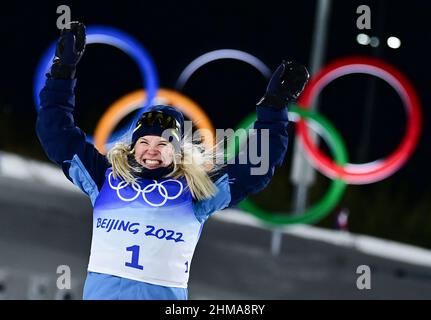 Zhangjiakou, Chinas Provinz Hebei. 8th. Februar 2022. Jonna Sundling aus Schweden feiert nach dem Gewinn der Goldmedaille im Freifinale der Olympischen Winterspiele 2022 im Zhangjiakou National Cross-Country Skiing Center in Zhangjiakou, nordchinesische Provinz Hebei, am 8. Februar 2022. Quelle: Zhang Hongxiang/Xinhua/Alamy Live News Stockfoto