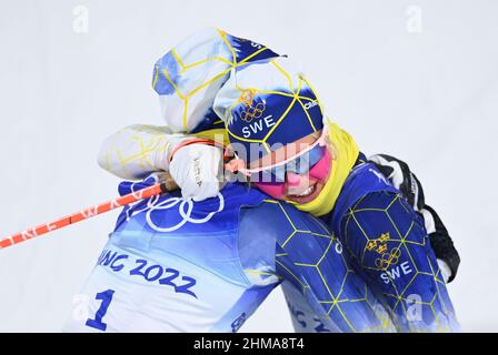 Zhangjiakou, Chinas Provinz Hebei. 8th. Februar 2022. Jonna Sundling (L) aus Schweden umarmt sich mit ihrer Teamkollegin, nachdem sie die Goldmedaille im Freifinale des Langlaufsprints der Frauen bei den Olympischen Winterspielen 2022 in Peking im nationalen Langlaufzentrum Zhangjiakou in Zhangjiakou, nordchinesischer Provinz Hebei, am 8. Februar 2022 gewonnen hatte. Quelle: Deng Hua/Xinhua/Alamy Live News Stockfoto