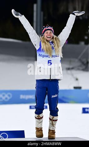 Zhangjiakou, Chinas Provinz Hebei. 8th. Februar 2022. Die Bronzemedaillengewinnerin Jessie Diggins aus den Vereinigten Staaten feiert nach dem kostenlosen Finale der Olympischen Winterspiele 2022 in Peking im Zhangjiakou National Cross-Country Skiing Center in Zhangjiakou, der nordchinesischen Provinz Hebei, den 8. Februar 2022. Quelle: Zhang Hongxiang/Xinhua/Alamy Live News Stockfoto