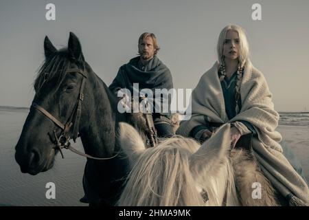 The Northman (2022) unter der Regie von Robert Eggers mit Alexander Skarsgård Stars als Amleth und Anya Taylor-Joy als Olga. Epos über einen jungen Wikingerprinzen auf seiner Suche nach der Rache für den Mord an seinem Vater. Stockfoto