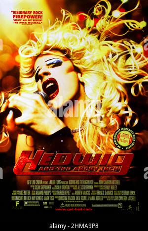 Hedwig and the Angry Inch (2001) unter der Regie von John Cameron Mitchell mit John Cameron Mitchell, Miriam Shor und Stephen Trask. Eine transgender Punk-Rock-Sängerin aus Ost-Berlin tourt mit ihrer Band durch die USA, erzählt ihre Lebensgeschichte und folgt dem ehemaligen Liebhaber/Bandkollegen, der ihre Songs gestohlen hat. Stockfoto
