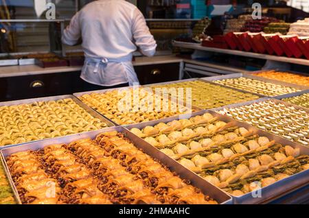 Verschiedene türkische Baklava Gebäck Dessert zum Verkauf in einer Konditorei in einer Straße von Istanbul, Türkei. Baclava war eines der beliebtesten süßen Backwaren Stockfoto