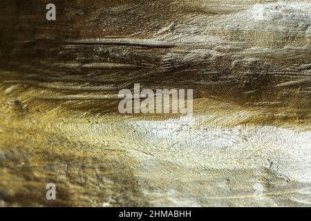 Hintergrund mit einer kupferfarbenen Textur. Bronzene Textur. Gebogenes Metall mit Beulen und Kratzern. Nahaufnahme der Bronzeoberfläche. Stockfoto