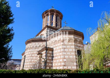 Bukarest, Rumänien, 27. März 2021: Historisches Hauptgebäude der Kirche Buna Vestire St. Anton (Biserica Buna Vestire SF Anton) in der Nähe von Curtea Veche (Old Co Stockfoto