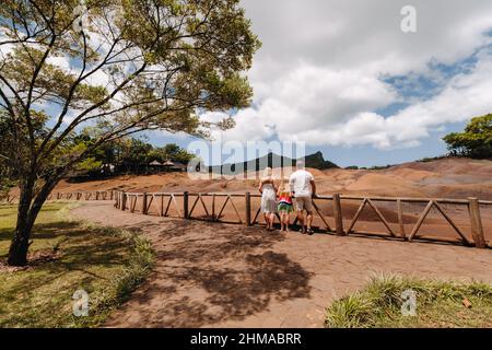 Familie vor dem Hintergrund der siebenfarbigen Länder in Mauritius, Naturschutzgebiet, Chamarel Sands.Mauritius Insel. Stockfoto