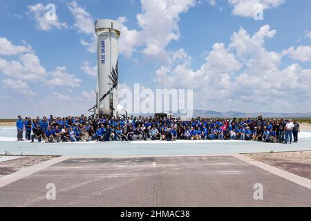 20. Jul 2021 - der Flug mit blauem Ursprung (20. Juli 2021) ins All. Amazon-Gründer J. Bezos wurde auf der Blue Origin-Reise von seinem Bruder M. Bezos sowie den ältesten und jüngsten Menschen, die jemals ins All gingen, W. Funk, 82 Jahre alt, und O. Demon, 18 Jahre, begleitet. Credit: Blue Origin/ZUMA Wire/ZUMAPRESS.com/Alamy Live News Stockfoto