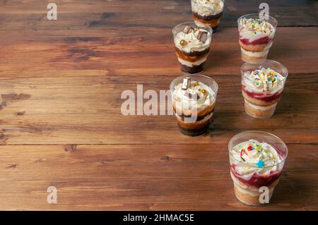Set von schönen und leckeren Kleingebäck Nahaufnahme auf einem braunen rustikalen Hintergrund. Dessert, gesundes Essen Stockfoto