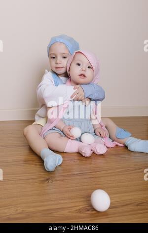 Zwei Schwestern spielen osterhasen Stockfoto