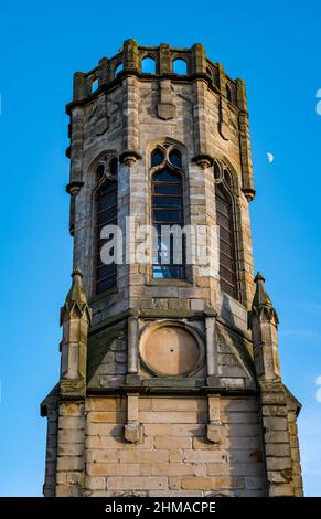 Sechseckiger Kirchturm mit einem Halbmond, der in hellblauem Himmel sichtbar ist, Leith, Edinburgh, Schottland, Großbritannien Stockfoto