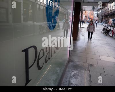 Pendler Pearson plc, ein britisches Verlags- und Bildungsunternehmen mit Büros in London, läuft am Hauptsitz des Pearson Education Company im Zentrum von London vorbei. Stockfoto