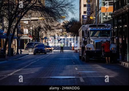 Polizeibeamter, der den Verkehr auf den geschlossenen Straßen von san antonio leitet Stockfoto