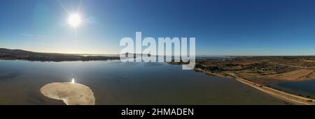 Flug über den Thau-Teich, bei Balaruc le Vieux, in Herault, Oczitanien, Frankreich Stockfoto