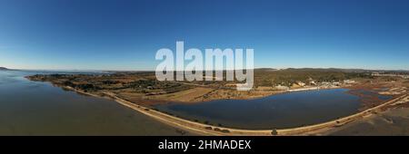 Flug über den Thau-Teich, bei Balaruc le Vieux, in Herault, Oczitanien, Frankreich Stockfoto