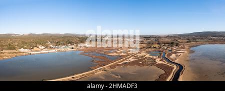Flug über den Thau-Teich, bei Balaruc le Vieux, in Herault, Oczitanien, Frankreich Stockfoto