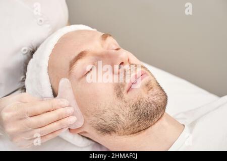Arzt, der Hautroutine macht. Entbindungsbehandlung im Salon. Gesundheitskonzept. Stockfoto