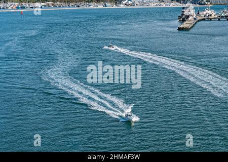 Zwei Boote, die sich in Yaquina Bay in Newport, Oregon, USA, vorbeifahren Stockfoto