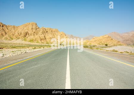 Die Straße, die zum Gipfel des Jebel Jais-Berges der nordwestlichen Hajar-Reihe in der Nähe der Stadt Ras Al Khaimah, Vereinigte Arabische Emirate, führt. Stockfoto