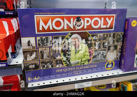 LONDON, GROSSBRITANNIEN. 8. Februar 2022. Ein Monopoly-Brettspiel, das zum Verkauf angeboten wird, erinnert an das Platin-Jubiläum mit Königin Elisabeth II., die das 70th-jährige Jubiläum ihrer Thronbesteigung feiert. Kredit: amer ghazzal/Alamy Live Nachrichten Stockfoto