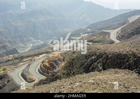 Die Straße, die zum Gipfel des Jebel Jais-Berges der nordwestlichen Hajar-Reihe in der Nähe der Stadt Ras Al Khaimah, Vereinigte Arabische Emirate, führt. Stockfoto