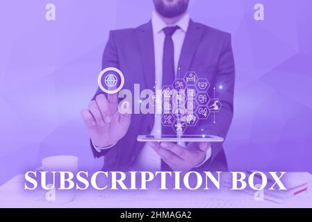 Schild mit Anzeige des Subscription Box. Wort auf Schaltfläche geschrieben, wenn Sie auf geklickt wird Nachrichten oder Videos über Website Mann halten Bildschirm des Mobiltelefons zu erhalten Stockfoto