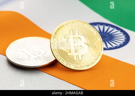 Bitcoin-Kryptowährungsmünzen auf der Nationalflagge Indiens. Krypto-Gesetz-Regulierung Konzept Stockfoto