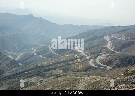 Die Straße, die zum Gipfel des Jebel Jais-Berges der nordwestlichen Hajar-Reihe in der Nähe der Stadt Ras Al Khaimah, Vereinigte Arabische Emirate, führt. Stockfoto