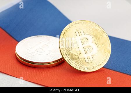 Bitcoin-Kryptowährungsmünzen auf der russischen Nationalflagge. Krypto-Gesetz-Regulierung Konzept Stockfoto
