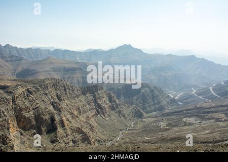 Die Straße, die zum Gipfel des Jebel Jais-Berges der nordwestlichen Hajar-Reihe in der Nähe der Stadt Ras Al Khaimah, Vereinigte Arabische Emirate, führt. Stockfoto