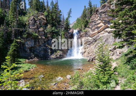 Running Eagle Falls (alias Trick Falls) im Glacier National Park Stockfoto