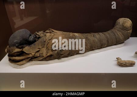 Eine ägyptische Kindermumie aus griechisch-römischer Zeit im Penn Museum.University of Pennsylvania.Philadelphia.Pennsylvania.USA Stockfoto