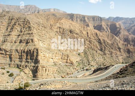 Die Straße, die zum Gipfel des Jebel Jais-Berges der nordwestlichen Hajar-Reihe in der Nähe der Stadt Ras Al Khaimah, Vereinigte Arabische Emirate, führt. Stockfoto