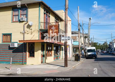 NEW ORLEANS, LA, USA - 31. JANUAR 2022: St. Joe's Bar in der Magazine Street Stockfoto